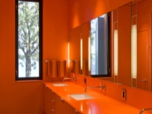 Oranžový nábytek v oranžové koupelně