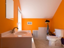 Oranžová koupelna.