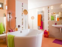 Oranžovo-bílá koupelna se zelenými a růžovými doplňky