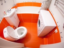 Oranžová a bílá koupelna.