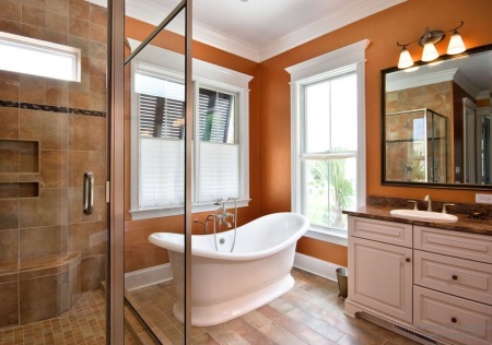 Oranžová koupelna se dřevem