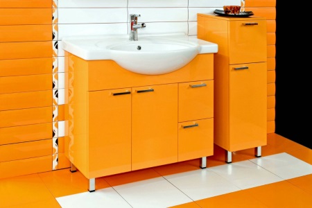 Oranžová a bílá koupelna