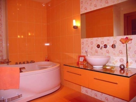 Oranžové osvětlení koupelny